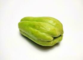 frischer Chayote isoliert auf weißem Hintergrund foto