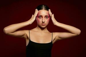 sexy Brünette Frau schwarz t Hemd Rosa bilden Kosmetika Mode Rosa Hintergrund unverändert foto