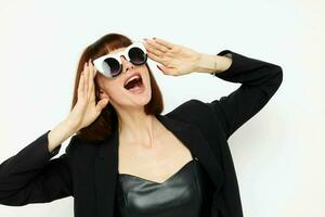 attraktiv Frau im ein schwarz Jacke rot Nagel Polieren stilvoll Sonnenbrille Lebensstil unverändert foto
