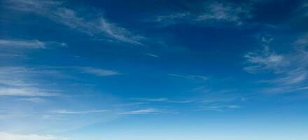 blauer Himmel mit Wolken foto