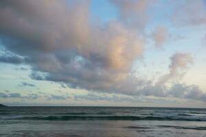 groß Regen Wolken schweben Über das Meer foto