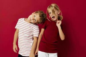 Junge und Mädchen Emotionen Stand Seite durch Seite im täglich Kleider auf farbig Hintergrund unverändert foto