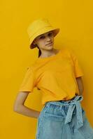 schön Mädchen im ein Gelb T-Shirt und Hut Emotionen Sommer- Stil isoliert Hintergrund foto