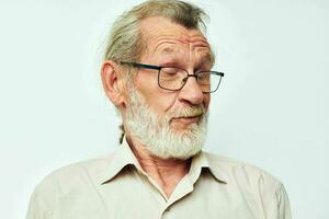 Foto von im Ruhestand alt Mann mit ein grau Bart im ein Hemd und Brille unverändert
