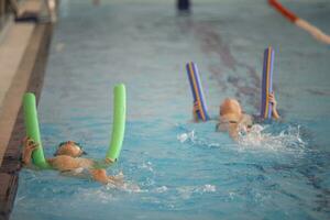 diti Sportler lernen zu schwimmen im das Schwimmbad. foto