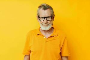 Porträt von glücklich Senior Mann mit ein grau Bart im Brille abgeschnitten Aussicht foto