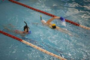 diti Sportler lernen zu schwimmen im das Schwimmbad. foto