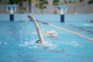 ein Athlet ist Schwimmen im das Sport Schwimmbad. foto