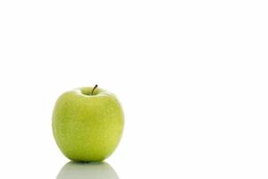 grüner Apfel isolieren auf weißem Hintergrund foto
