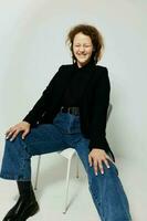 schön Frau schwarz Jacke Jeans posieren Lebensstil unverändert foto