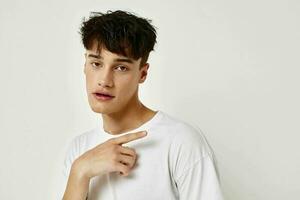 Mann posieren Mode Jugend Stil Emotionen Licht Hintergrund unverändert foto