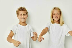 Porträt von süß Kinder im Weiß T-Shirts sind Stehen Nächster zu Kindheit unverändert foto