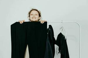 heiter Frau Kleider passend zu elegant Stil passen Mode Studio Licht Hintergrund unverändert foto