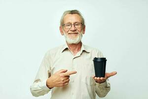 Porträt von glücklich Senior Mann im ein Hemd und Brille ein schwarz Glas abgeschnitten Aussicht foto