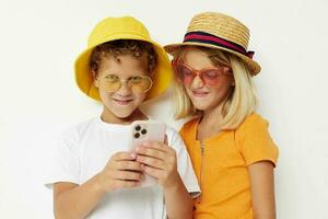 modisch Junge und Mädchen tragen Brille posieren Telefon Unterhaltung foto