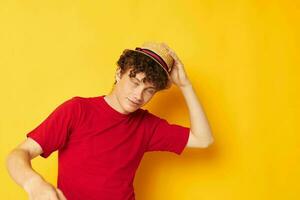 süß rothaarig Kerl im ein rot T-Shirt mit ein Mode Hut isoliert Hintergrund unverändert foto