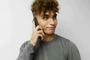 stilvoll Kerl mit ein Telefon im Hand Kommunikation isoliert Hintergrund foto