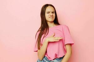 positiv Frau im ein Rosa T-Shirt beiläufig Kleider Lebensstil unverändert foto