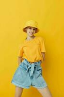 jung Frau im ein Gelb Hut Jugend Stil beiläufig tragen isoliert Hintergrund foto