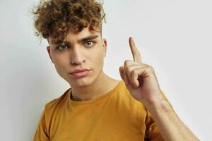 gut aussehend Kerl im Gelb T-Shirts Geste Hände Emotionen isoliert Hintergrund foto