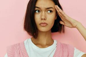 schön Mädchen mit kurz Haar und ein Rosa Sweatshirt Lebensstil unverändert foto