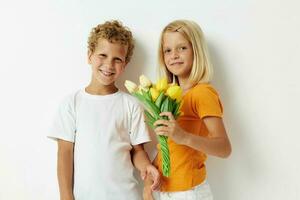 Junge und Mädchen mit ein Strauß von Blumen Geschenk Geburtstag Urlaub Kindheit Licht Hintergrund foto