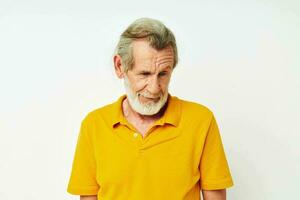 Porträt von glücklich Senior Mann Hand Geste grau Bart Spaß isoliert Hintergrund foto