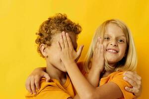 Bild von positiv Junge und Mädchen beiläufig tragen Spiele Spaß zusammen posieren isoliert Hintergrund foto