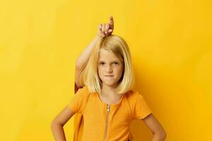 süß Vorschule Kinder im Gelb T-Shirts Stehen Seite durch Seite Kindheit Emotionen Gelb Hintergrund foto