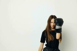 sportlich Frau Boxen schwarz Handschuhe posieren Sport Boxen schlagen Licht Hintergrund foto