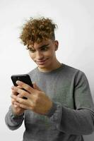 attraktiv Mann mit ein Telefon im Hand Kommunikation Lebensstil unverändert foto