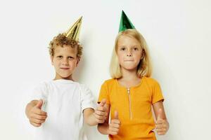 zwei froh Kinder mit Kappen auf seine Kopf Urlaub Unterhaltung Lebensstil unverändert foto