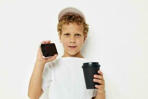 Foto Porträt lockig wenig Junge reden auf das Telefon mit ein schwarz Glas isoliert Hintergrund unverändert