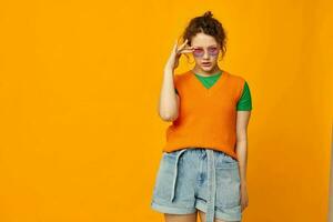 schön Frau Orange Sweatshirts Sonnenbrille mehrfarbig Brille liefern Gelb Hintergrund unverändert foto