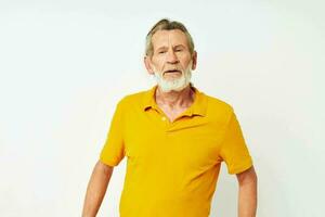 Senior grauhaarig Mann mit ein grau Bart Emotion Gesten Hände Licht Hintergrund foto