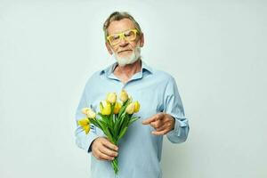 Porträt Alten Mann Gelb Strauß von Blumen posieren isoliert Hintergrund foto