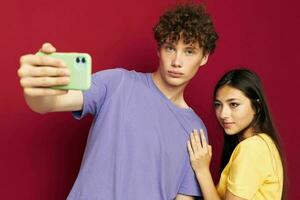 ein jung Paar modern Stil Emotionen Spaß Telefon isoliert Hintergrund foto