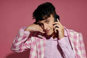 Foto von romantisch jung Freund Plaid Blazer Mode modern Stil reden auf das Telefon Lebensstil unverändert
