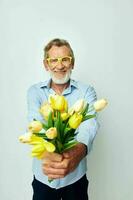 Alten Mann ein Strauß von Blumen mit Brille wie ein Geschenk Licht Hintergrund foto
