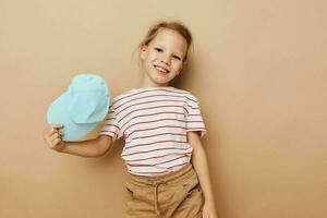 süß Mädchen im Blau Kappen gestreift T-Shirt Emotionen isoliert Hintergrund foto