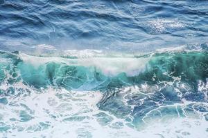 türkisfarbene Welle im Indischen Ozean