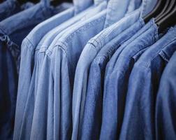 Blue Jeans Shirt im Laden