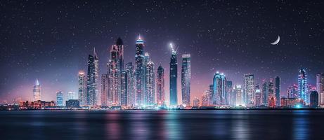 Dubai Stadt im Mondlicht foto