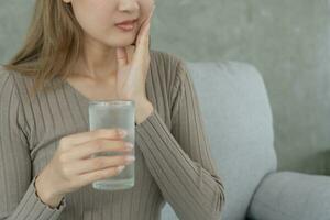 asiatisch Frau Gefühl empfindlich Zähne nach Trinken kalt, weiblich leiden Zahn, zerfallen Probleme, Dental Pflege, Zahn Extraktion, zerfallen Problem, Schlecht Atem, Zahnfleisch Rezession, Oral Hygiene Anweisung foto