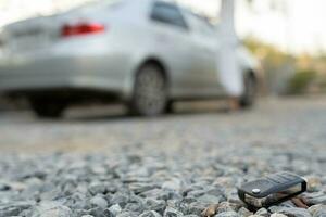 hat verloren Auto Schlüssel auf das Boden, Auto Schlüssel fallen gelassen auf das Fußboden oder fallen Lügen auf das Straße Zuhause Vorderseite . Gehen Weg von hat verloren Auto Taste, können nicht Transport, äußern, eilen Zeit, Abfall Zeit, Notfall foto