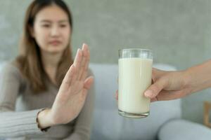 Milch Allergene, krank traurig ungesund krank allergisch Frau, flüssig stickig wund Nase leiden von Intoleranz Allergie auslösen Symptome. Bauch Schmerz, Allergene, Nuss Eiweiß, Ausschlag, Tod, Essen Allergie foto