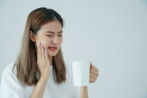 asiatisch Frau Gefühl empfindlich Zähne nach Trinken heiß, weiblich leiden Zahn, zerfallen Probleme, Dental Pflege, Zahn Extraktion, zerfallen Problem, Schlecht Atem, Zahnfleisch Rezession, Oral Hygiene Anweisung foto