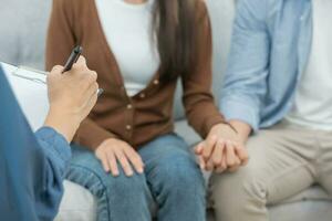 Paar halt Hand Unterstützung jeder während diskutieren Familie Probleme mit Psychiater. Mann ermutigt und Empathie Ehefrau leidet Depression. psychologisch, speichern Scheidung, Hand im Hand zusammen, Vertrauen, Pflege foto