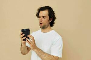 gut aussehend Mann mit ein schwarz Glas im ein Weiß T-Shirt isoliert Hintergrund foto