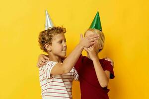 zwei froh Kinder Spaß Geburtstag Urlaub Emotionen isoliert Hintergrund foto